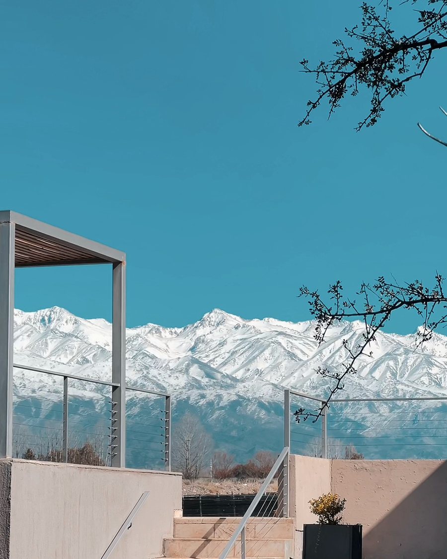Terraza del hotel frente a los Andes nevados