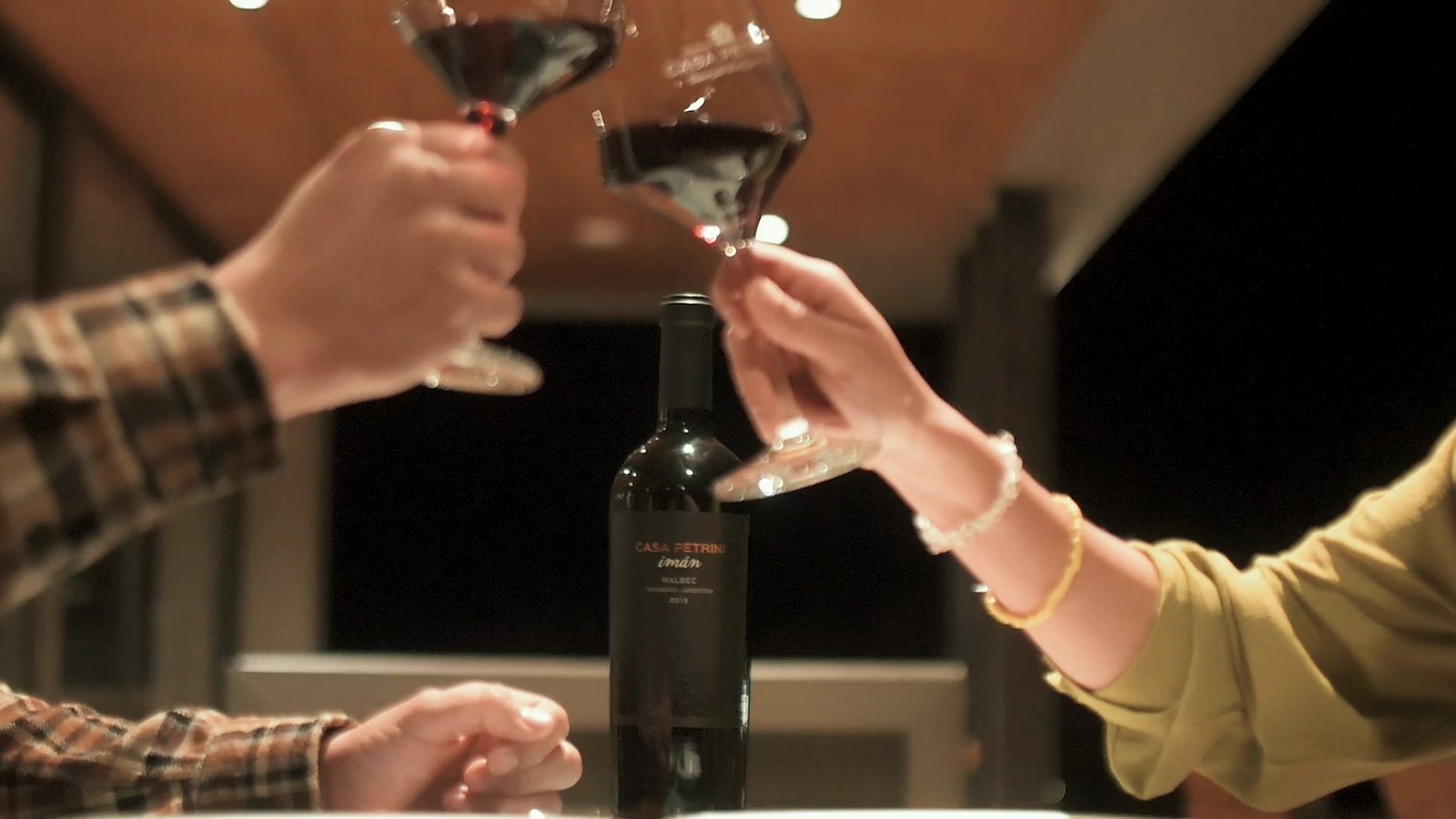 Brindis con Imán en la mesa