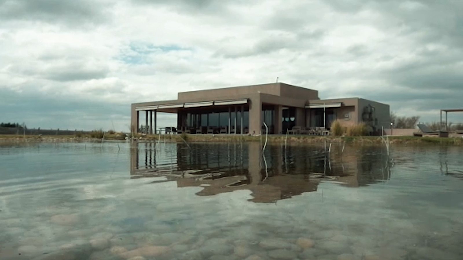 El hotel de Casa Petrini reflejado en el agua